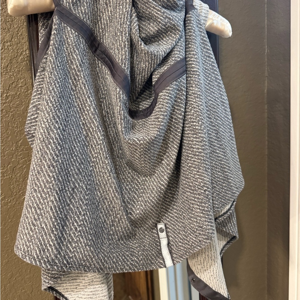 Lululemon Multifunctional Gray Wrap with reflective  Trim